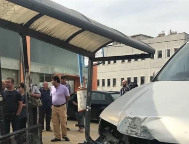 Κίνα: Αυτοκίνητο έπεσε σε στάση λεωφορείου σκοτώνοντας εννέα άτομα- Μία έγκυος ανάμεσά τους (φωτο)